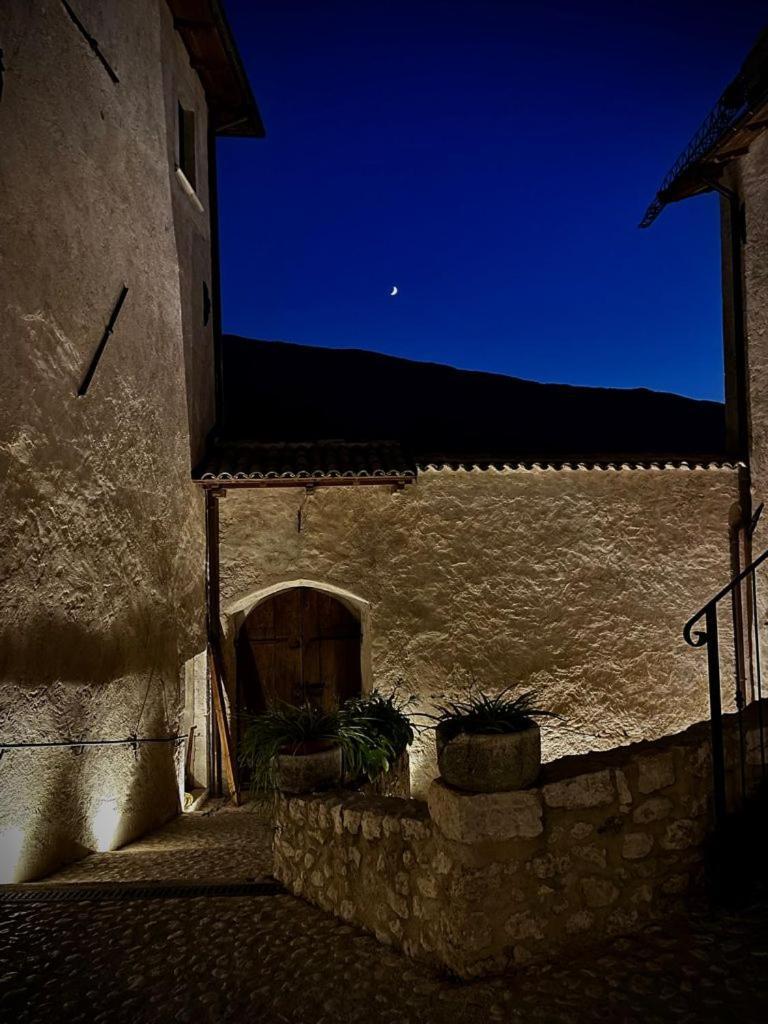 Palazzo Pirro Dimora Storica Bed & Breakfast Acciano Exterior photo