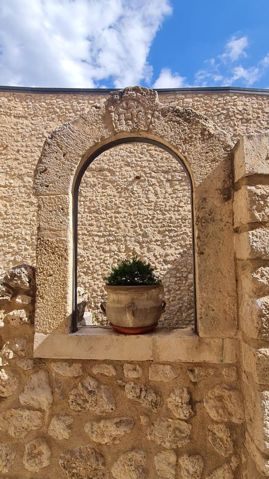 Palazzo Pirro Dimora Storica Bed & Breakfast Acciano Exterior photo