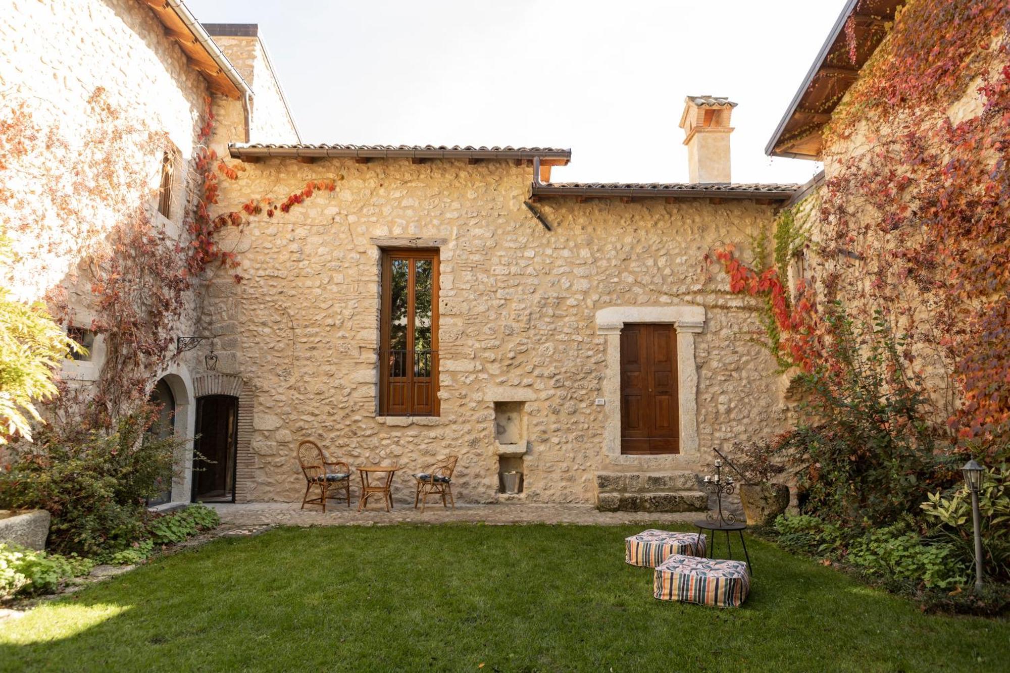 Palazzo Pirro Dimora Storica Bed & Breakfast Acciano Exterior photo